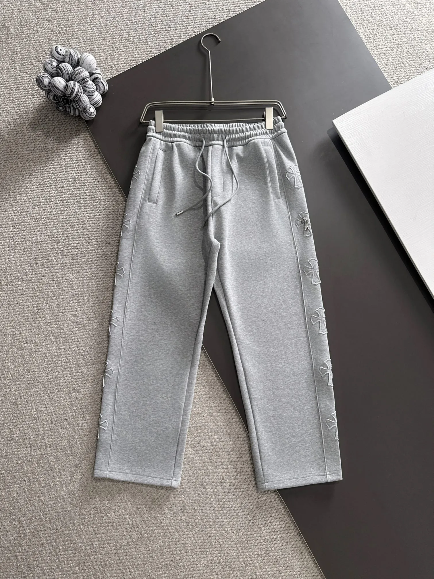 P310 Chrome Hearts* (exclusive quality in the market) hot style 2꯭0꯭2꯭5 new autumn pants ❤ Original ⌚️ high version Chrome Hearts The fabric is made of 380g high-density double-sided Chinese custom fabric. It does not deform or shrink. The three-dimensional drape is amazing. Process introduction: 6 crosses on each side of the side panel. Customized hardware accessories. Color: Gray SIZE: M-XXXL